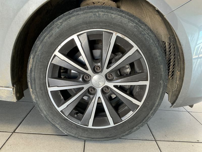 Peugeot 308 1.2 e-THP Allure 2015 – снимка 11