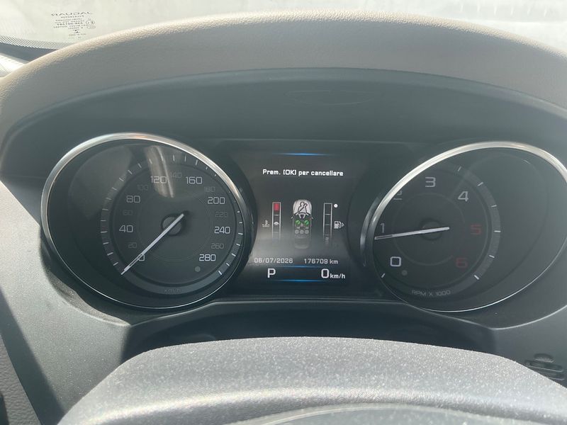 Jaguar XE 20d Prestige — zdjęcie 13