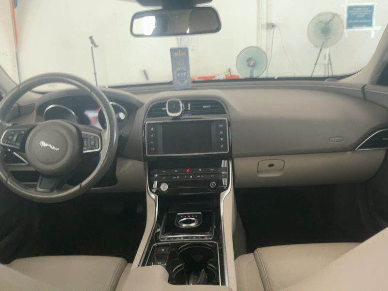 Jaguar XE 20d Prestige — zdjęcie 12