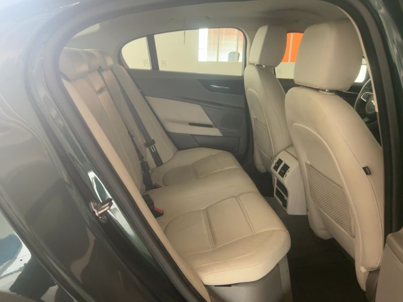 Jaguar XE 20d Prestige — zdjęcie 14