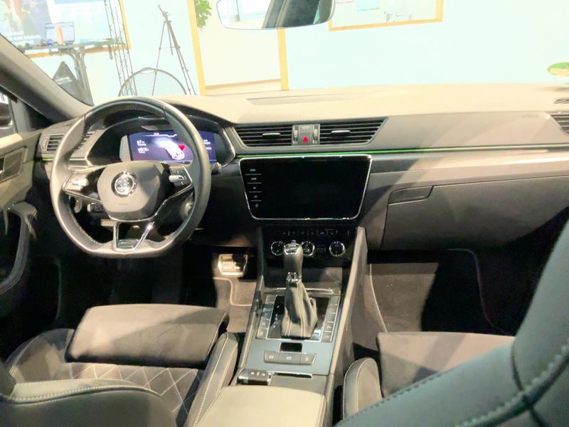 Skoda Superb 2.0 TDI SportLine — zdjęcie 12