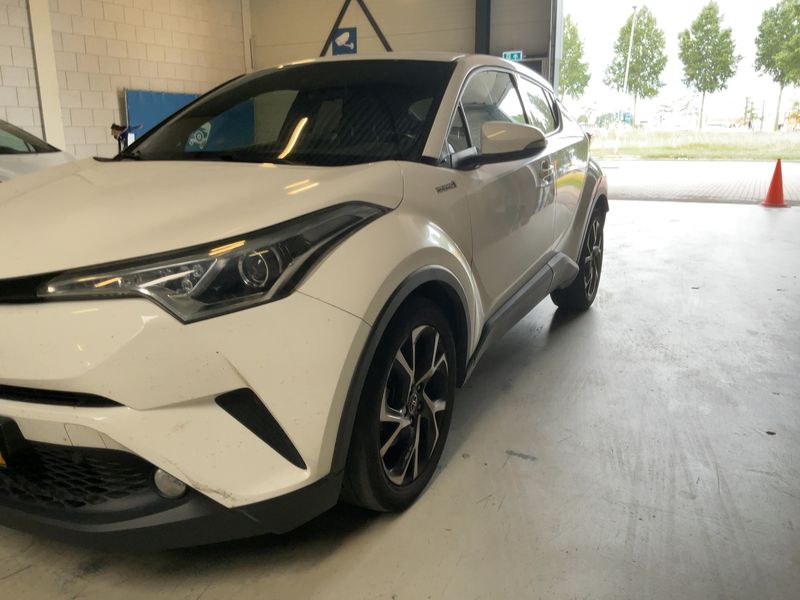 Toyota C-HR 1.8 Hybrid Dynamic — zdjęcie 2
