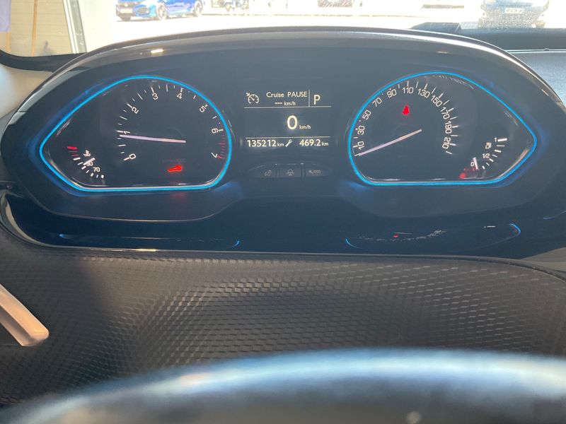 Peugeot 2008 1.2 PureTech Allure 2018 – снимка 18