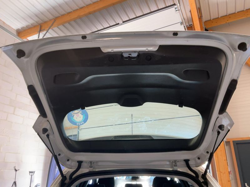 Peugeot 2008 1.2 PureTech Allure 2018 – снимка 15