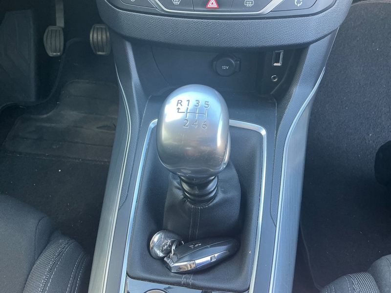 Peugeot 308 1.2 e-THP Allure 2017 – снимка 27
