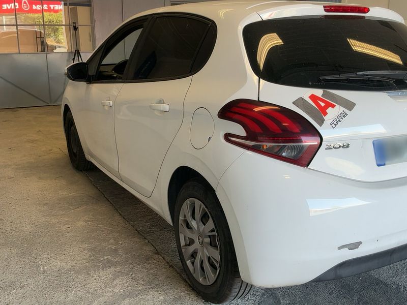 Peugeot 208 1.6 Blue-HDi Active Auto Ecole — zdjęcie 3