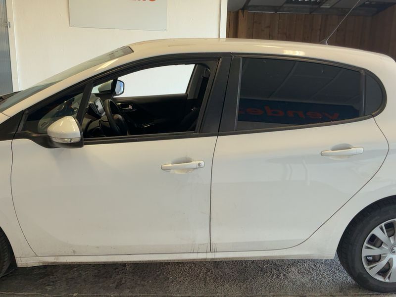 Peugeot 208 1.6 Blue-HDi Active Auto Ecole — zdjęcie 4