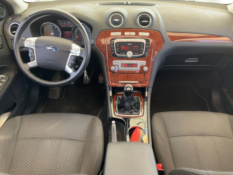 Ford Mondeo 2.0 Ghia — zdjęcie 12