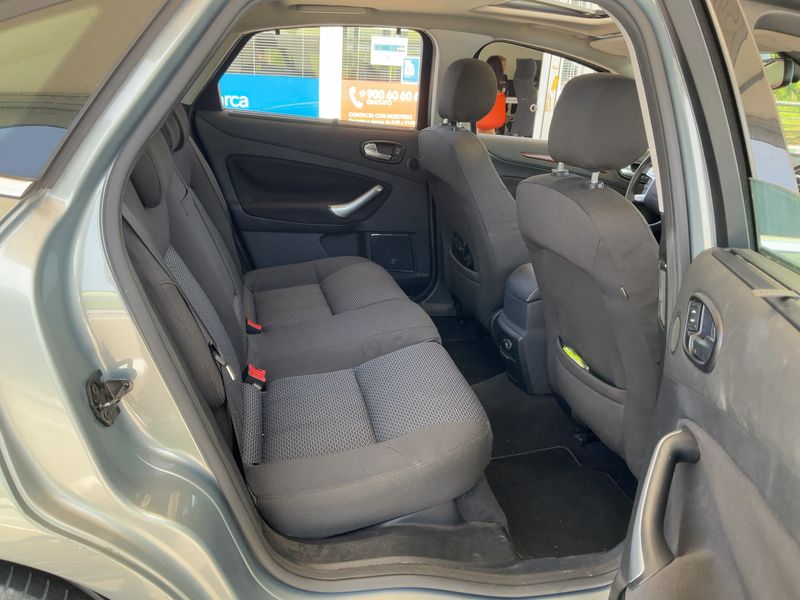 Ford Mondeo 2.0 Ghia — zdjęcie 14