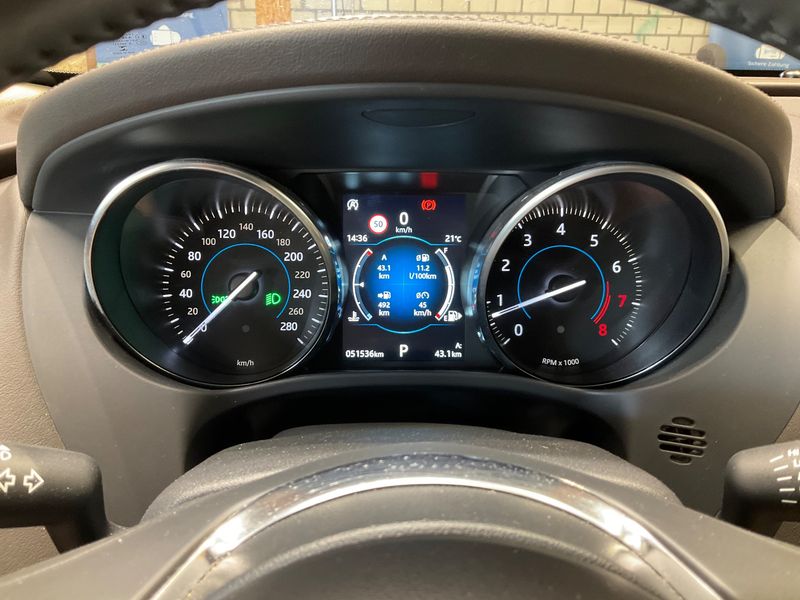 Jaguar F-Pace 25t Portfolio AWD — zdjęcie 13