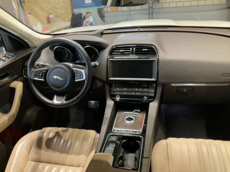 Jaguar F-Pace 25t Portfolio AWD — zdjęcie 12