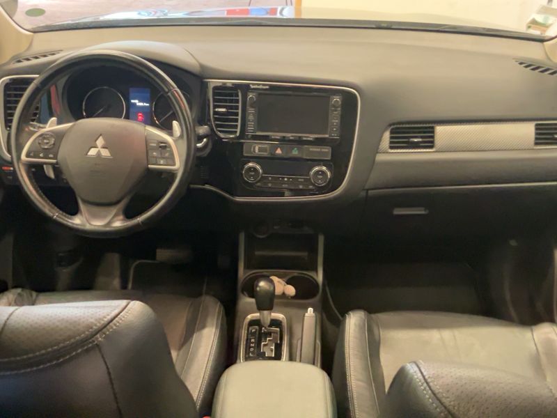 Mitsubishi Outlander 2.2 DI-D Instyle 4WD — zdjęcie 12