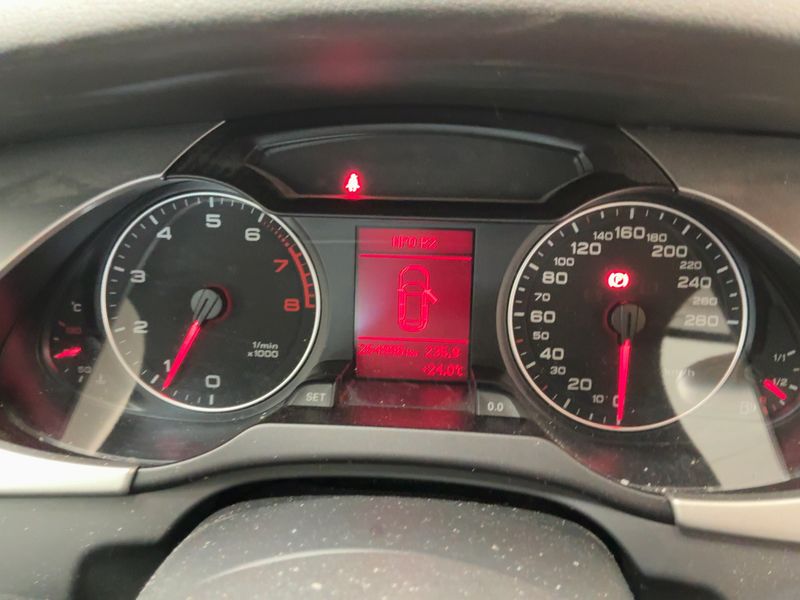 Audi A4 1.8 TFSI Attraction — zdjęcie 13
