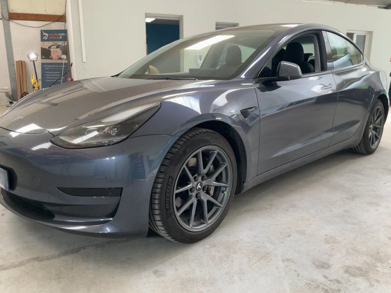 Tesla Model 3 Standard Range Plus — zdjęcie 2