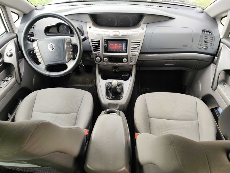 Ssangyong Rodius 2.0 TD Xdi — zdjęcie 11
