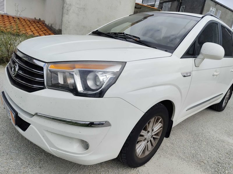 Ssangyong Rodius 2.0 TD Xdi — zdjęcie 2