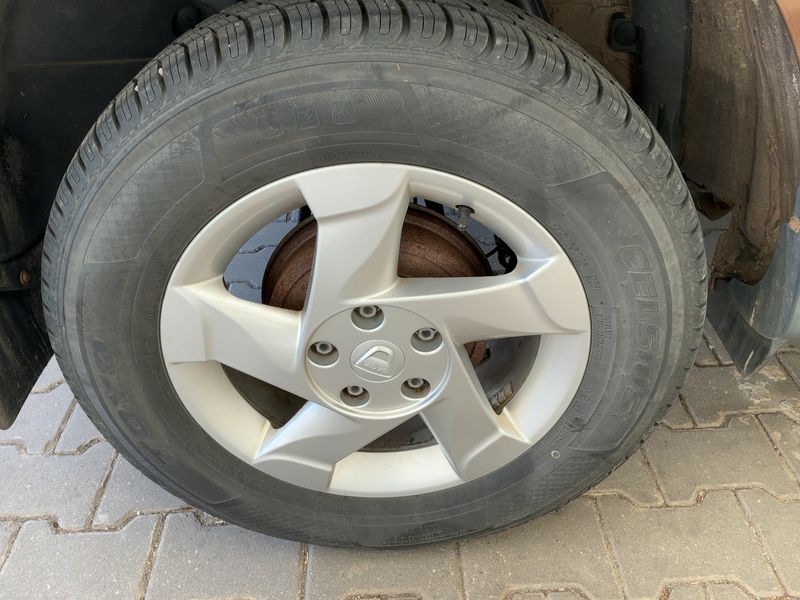 Dacia Duster 1.6 Laureate 4x4 2013 – снимка 9