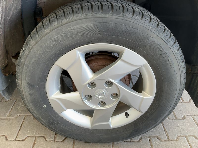 Dacia Duster 1.6 Laureate 4x4 2013 – снимка 5