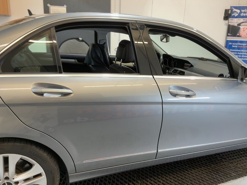 Mercedes-Benz C-Klasse C 200 CGI BlueEfficiency Avantgarde — zdjęcie 7
