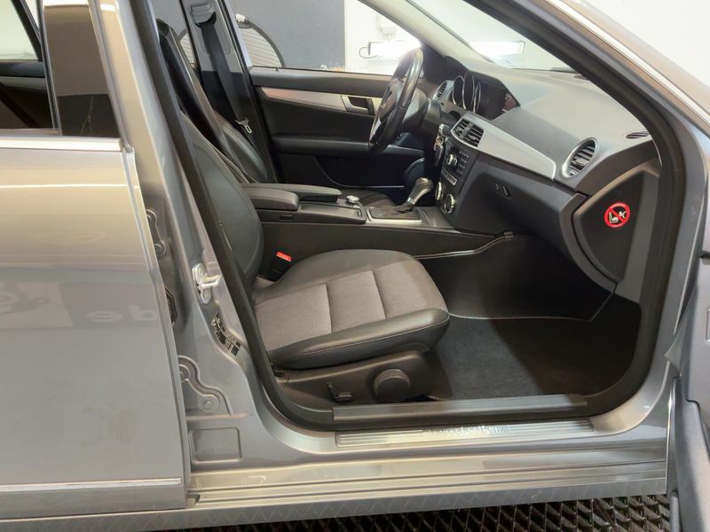 Mercedes-Benz C-Klasse C 200 CGI BlueEfficiency Avantgarde — zdjęcie 11
