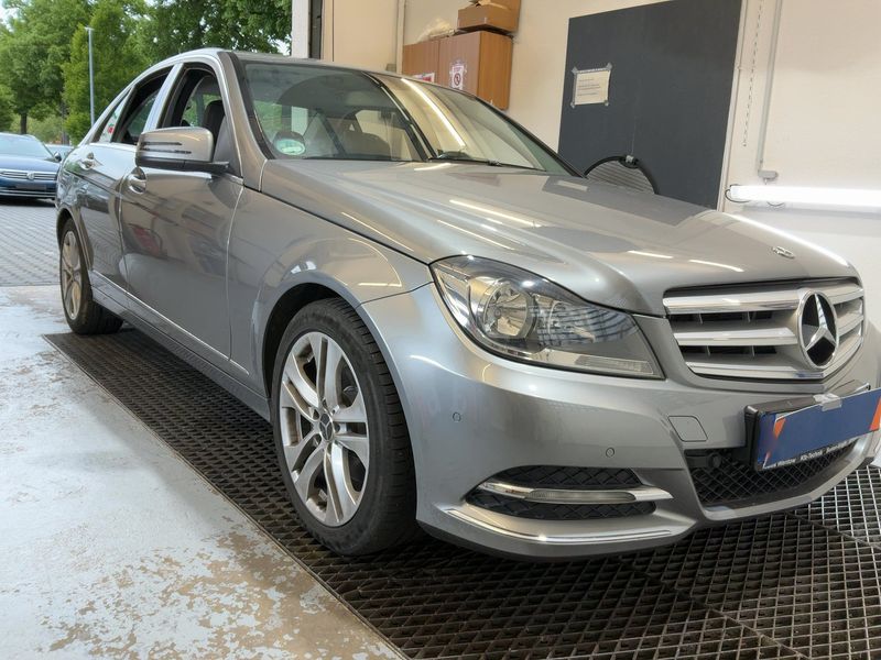 Mercedes-Benz C-Klasse C 200 CGI BlueEfficiency Avantgarde — zdjęcie 8
