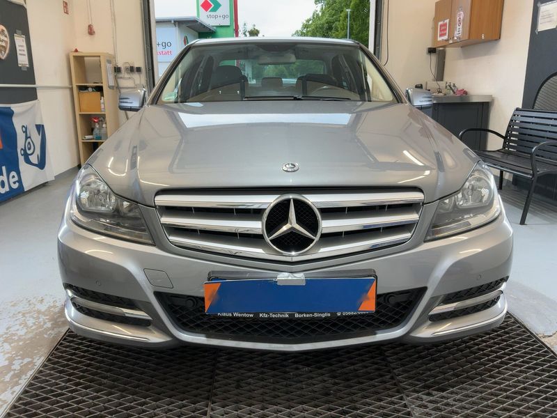Mercedes-Benz C-Klasse C 200 CGI BlueEfficiency Avantgarde — zdjęcie 9