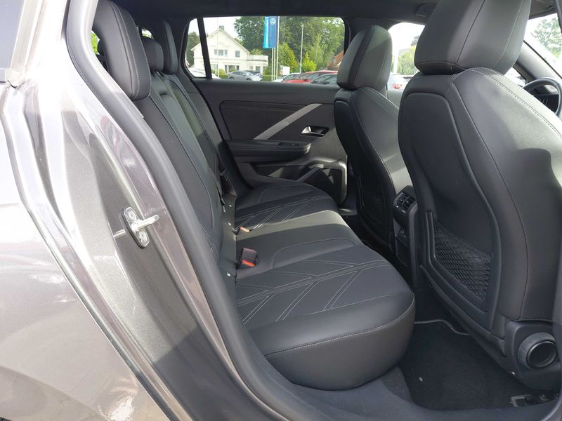 Opel Astra 1.2 Turbo Ultimate — zdjęcie 14