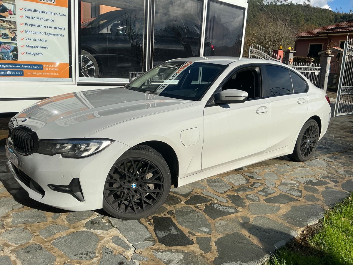 BMW 3er 330e xDrive Advantage