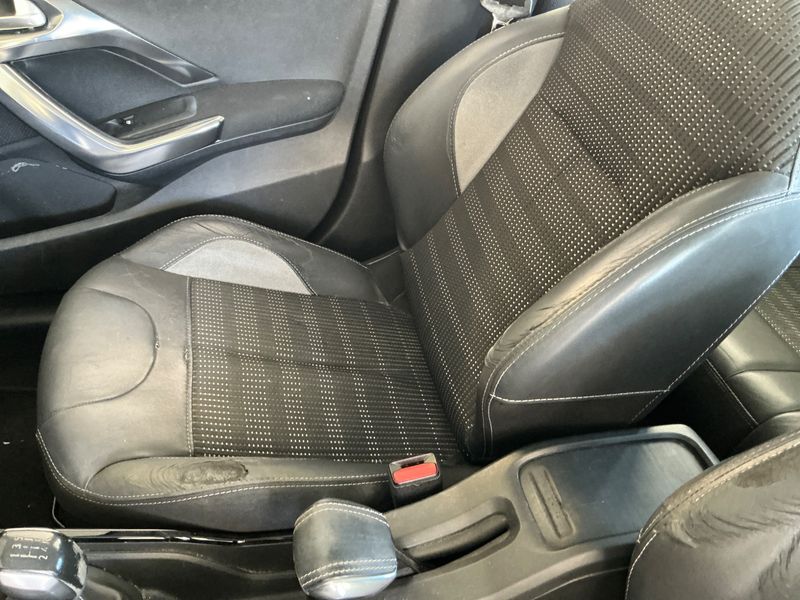 Peugeot 2008 1.2 PureTech Allure 2017 – снимка 27