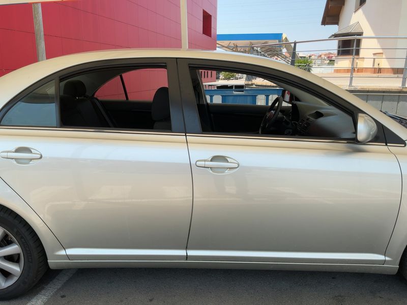 Toyota Avensis 2.0 Executive — zdjęcie 7
