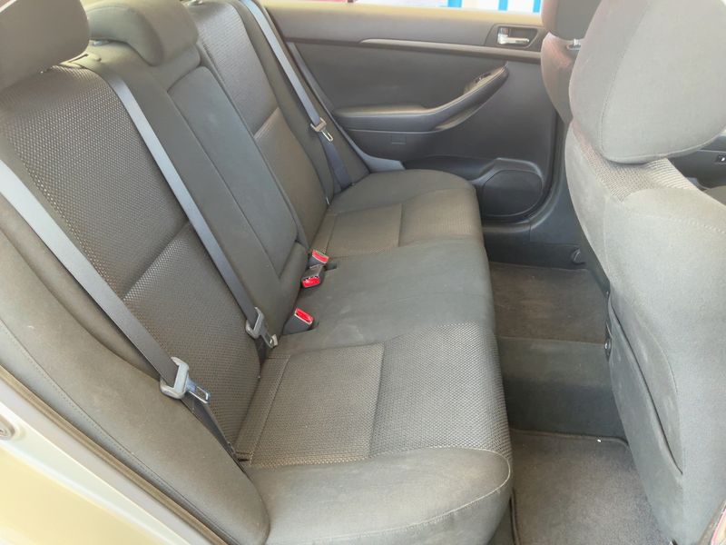 Toyota Avensis 2.0 Executive — zdjęcie 14