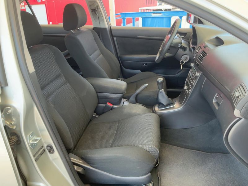 Toyota Avensis 2.0 Executive — zdjęcie 11