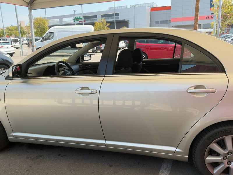 Toyota Avensis 2.0 Executive — zdjęcie 4