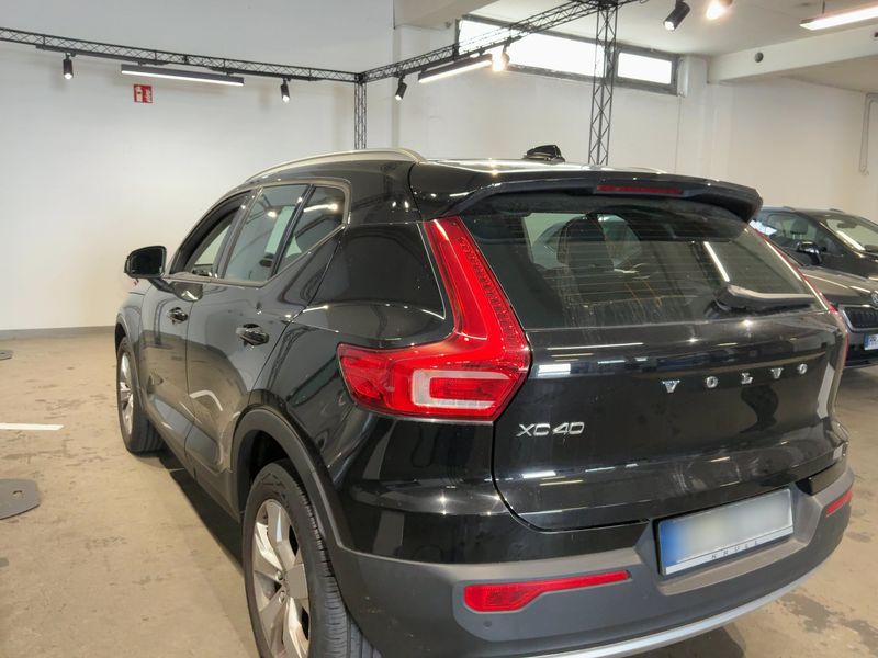 Volvo XC40 1.5 T2 Momentum Pro 2WD — zdjęcie 3