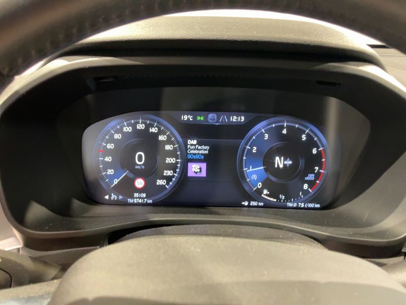 Volvo XC40 1.5 T2 Momentum Pro 2WD — zdjęcie 13