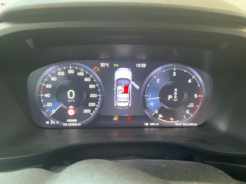 Volvo XC40 2.0 D3 Momentum Pro AWD — zdjęcie 13