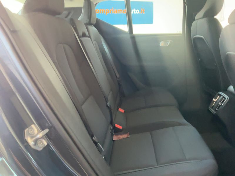 Volvo XC40 2.0 D3 Momentum Pro AWD — zdjęcie 14