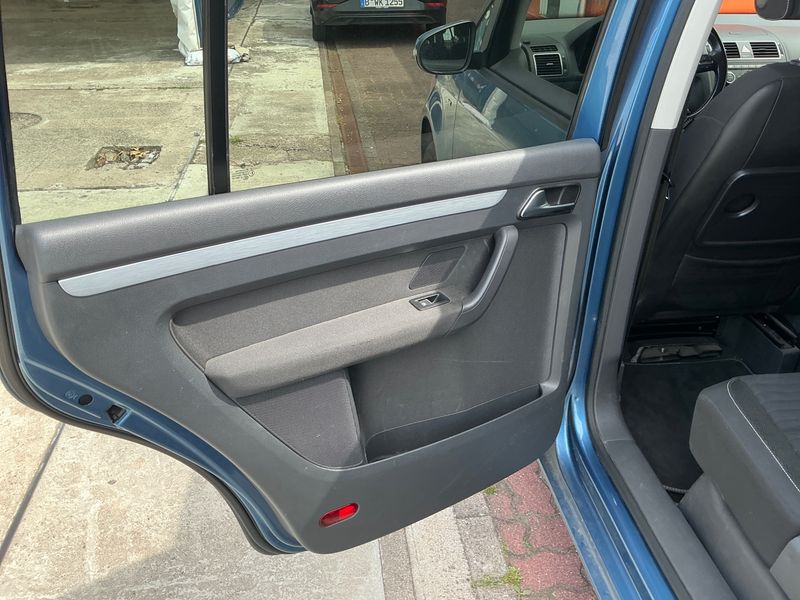 Volkswagen Touran 1.6 TDI Cup BlueMotion Tech 2014 – снимка 25