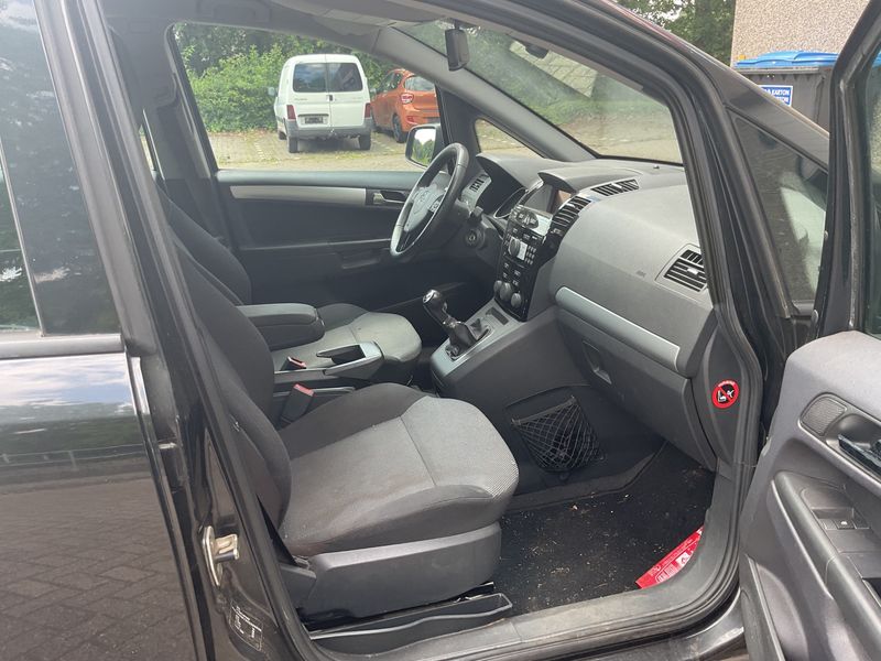 Opel Zafira 1.6 Family Plus — zdjęcie 3