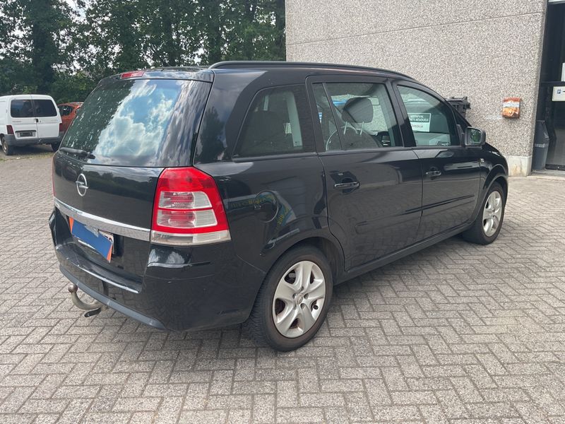 Opel Zafira 1.6 Family Plus — zdjęcie 2