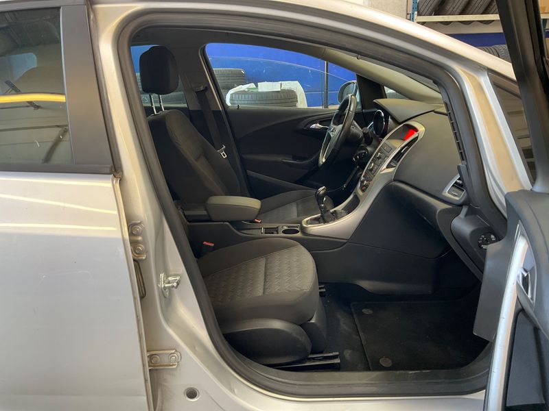 Opel Astra 1.4 Turbo Active 2013 – снимка 3