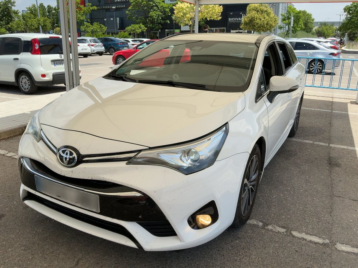Toyota Avensis 2017 — photo 1
