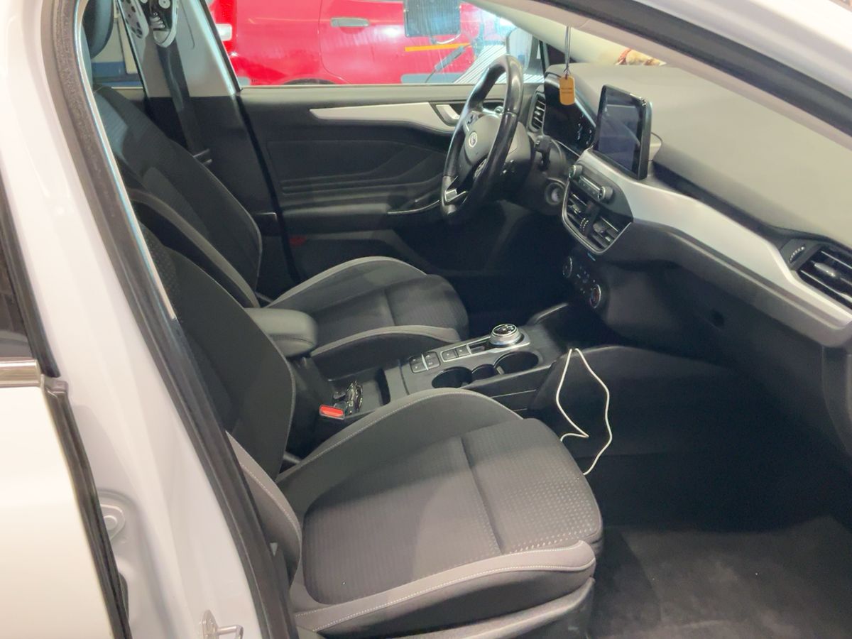 Ford Focus 2019 — photo 17