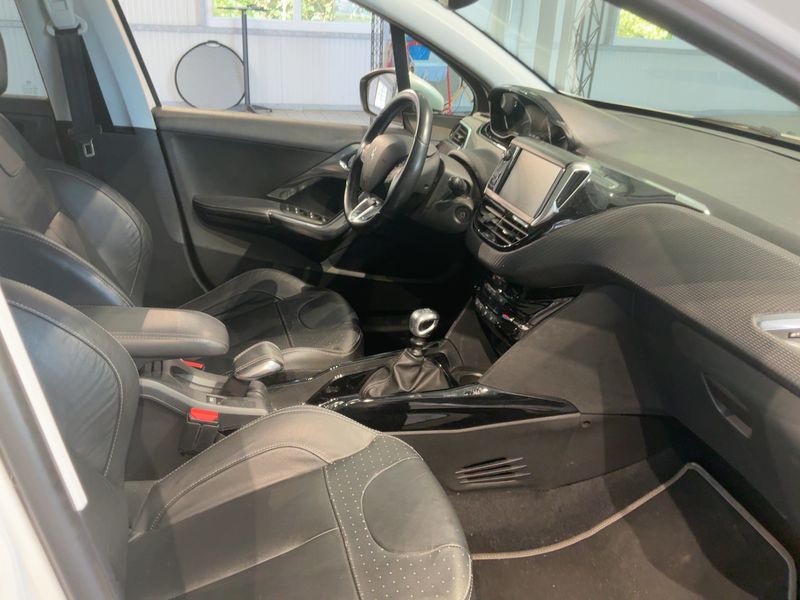 Peugeot 2008 1.2 PureTech Allure — zdjęcie 11