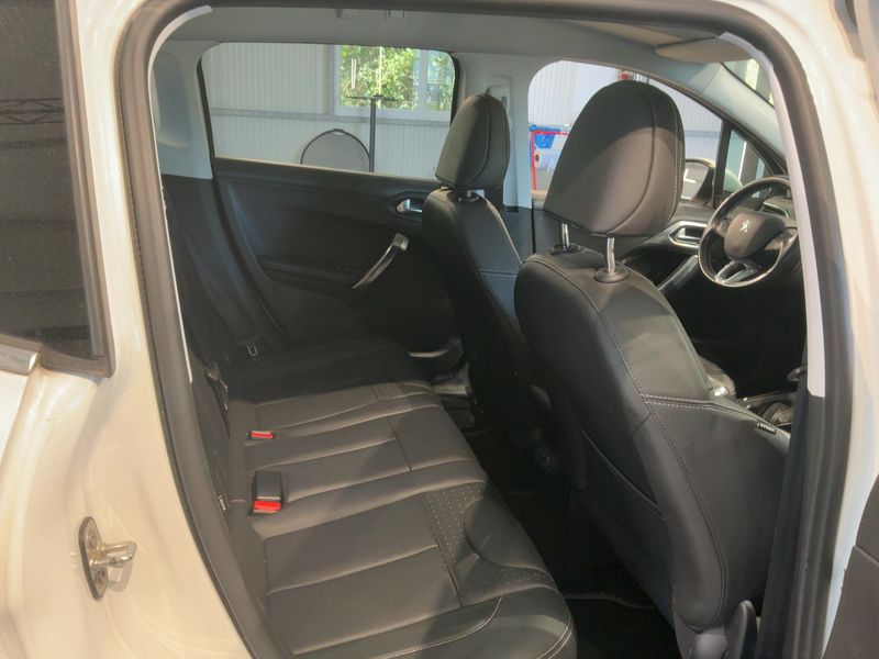 Peugeot 2008 1.2 PureTech Allure — zdjęcie 14