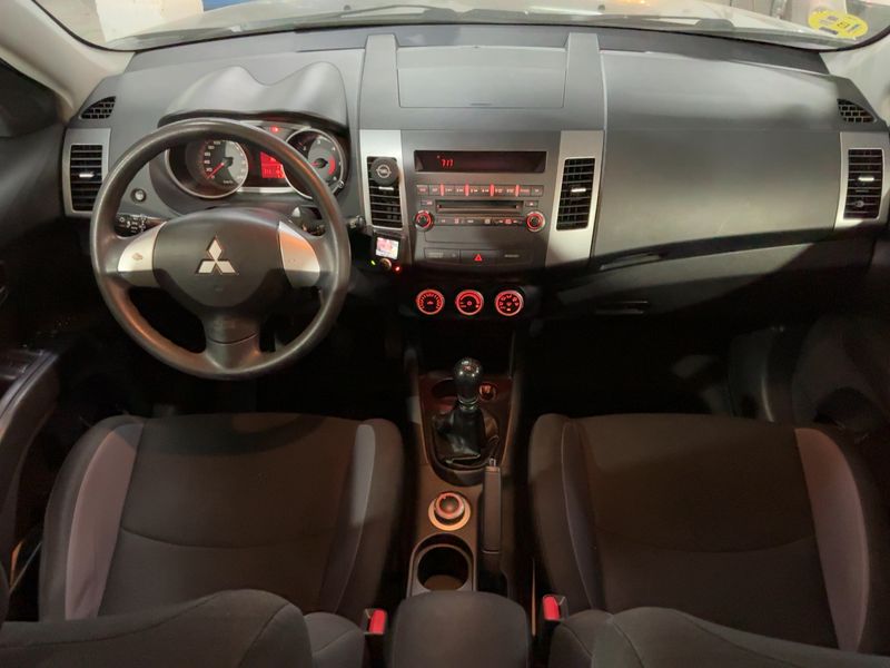 Mitsubishi Outlander 2.0 DI-D Intense — zdjęcie 12