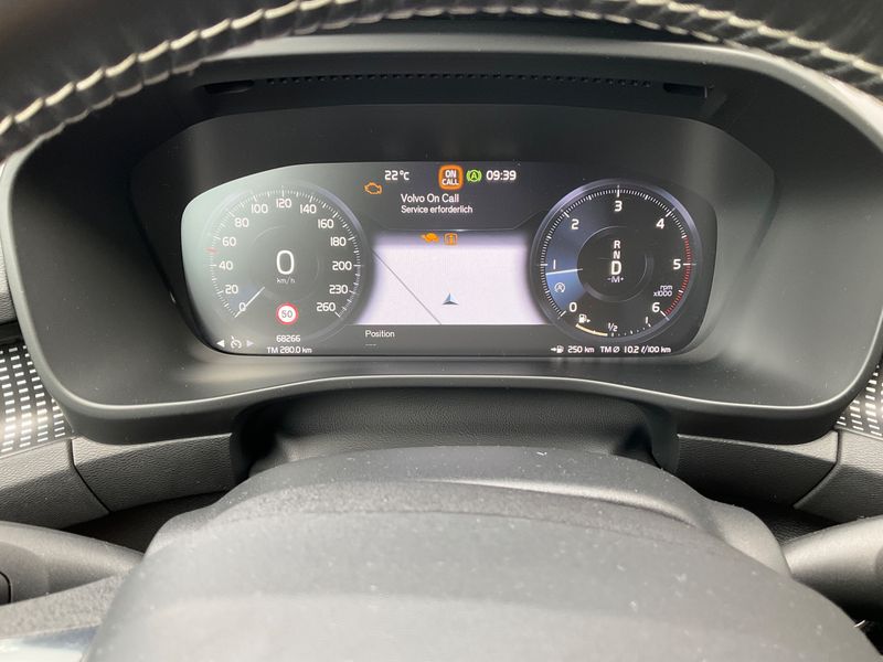 Volvo XC40 2.0 D4 R-Design AWD — zdjęcie 13