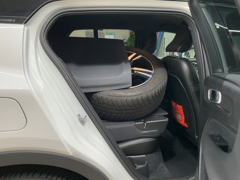 Volvo XC40 2.0 D4 R-Design AWD — zdjęcie 14