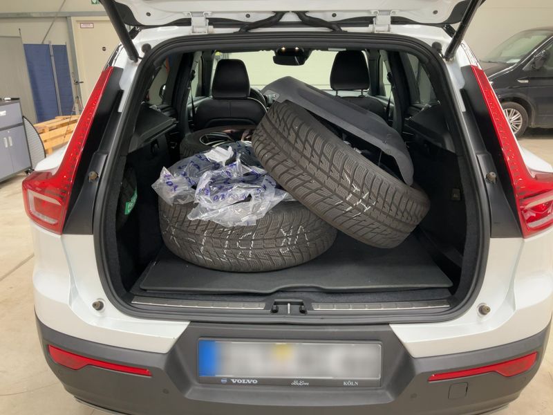 Volvo XC40 2.0 D4 R-Design AWD — zdjęcie 10