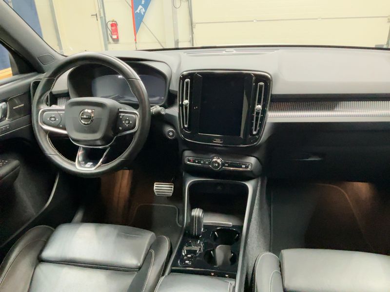 Volvo XC40 2.0 D4 R-Design AWD — zdjęcie 12